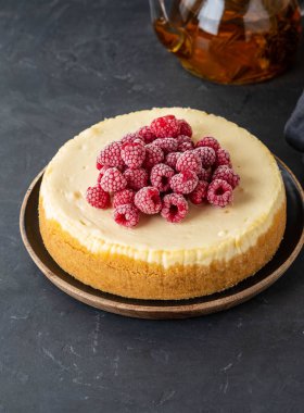 Vanilya New York cheesecake ahududu ve yeşil çay ile. Kopya alanı.