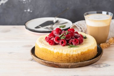 Ahududu ve sütlü kahve ile vanilya New York cheesecake. Kopya alanı.
