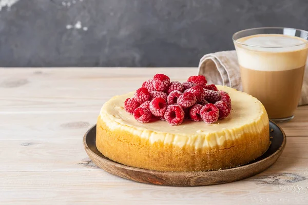 나무 딸기 및 우유와 커피와 바닐라 뉴욕 치즈 케이크. 공간 복사. — 스톡 사진