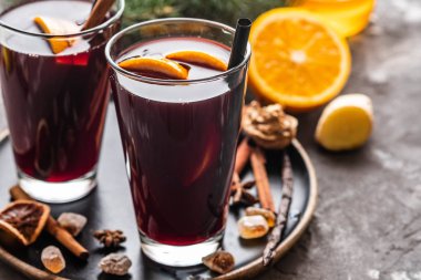 Baharatlar, elma ve portakal Noel arka plan üzerinde sıcak mulled şarap. Kopya alanı.