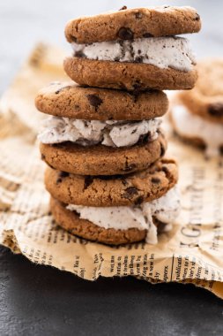 Kağıt arka plan üzerinde ev yapımı çikolata Chip Cookie dondurma Sandiwch.