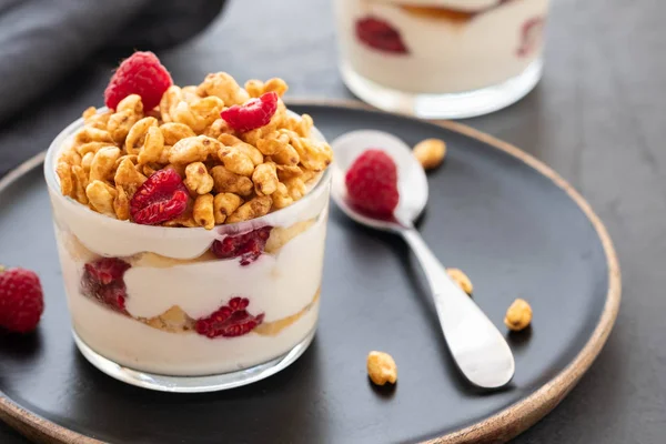 투명 유리에 rasberry와 요 하 거 신선한 트 흰 그릇에서의 들 딸기 건강 한 아침 식사. — 스톡 사진
