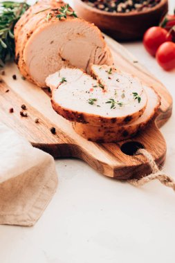 Noel Türkiye meme rulo dolması ile peynir, kızılcık ve otlar, kopyalama alanı.