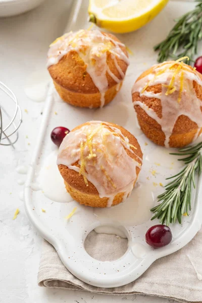 Muffins, pasteles con arándano y limón en una pizarra blanca . — Foto de Stock