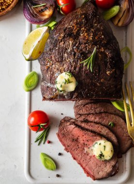 Beyaz arka plan üzerinde sos ve et çatalı ile biftek. Kopya alanı.