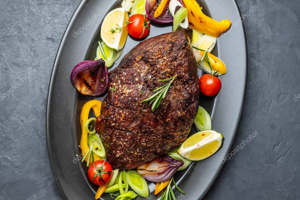 Club Carne de res con salsa de pimienta y verduras a la parrilla sobre