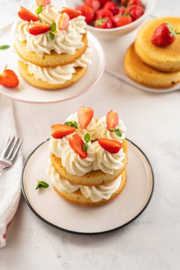 Vanilya beyaz zemin üzerine krem ile çilekli pasta. Kopya alanı.