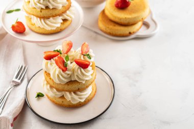 Vanilya beyaz zemin üzerine krem ile çilekli pasta. Kopya alanı.