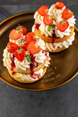 Victoria sünger kek çilek, reçel ve krema koyu arka plan üzerinde. Kopya alanı.