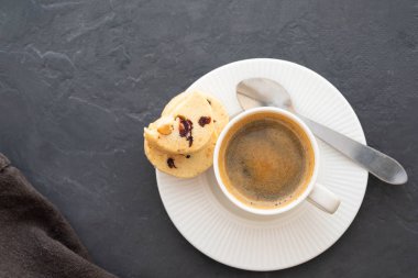 Çerezler ile beyaz fincan kahve espresso. Uzay kopyalayın. Üstten görünüm.