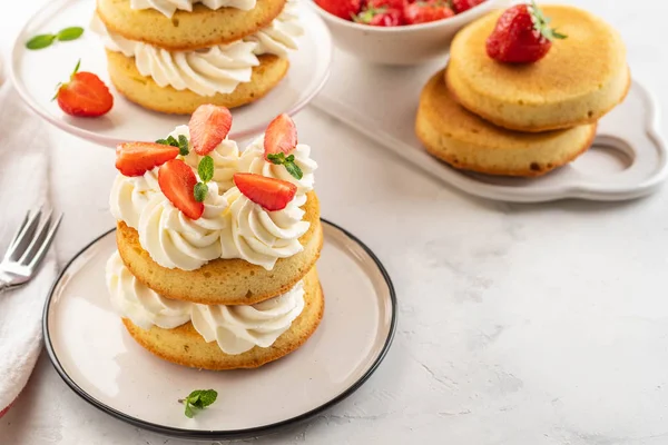 Tarta de fresa con crema de vainilla sobre fondo blanco. Copiar espacio . — Foto de Stock