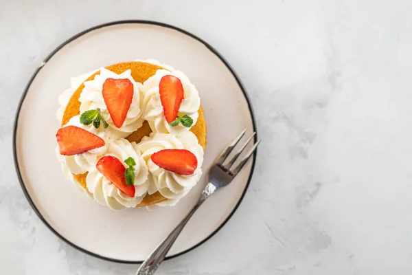 Torta alla fragola con crema alla vaniglia su sfondo bianco. Copia spazio . — Foto Stock