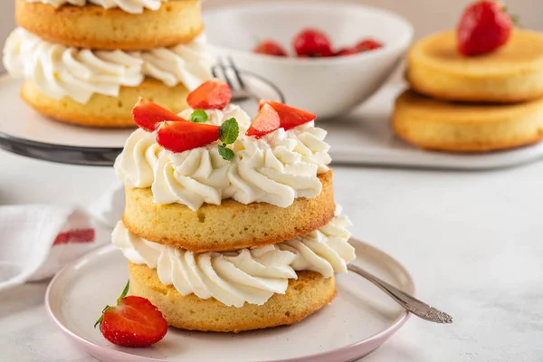 Tarta de fresa con crema de vainilla sobre fondo blanco. Copiar espacio . — Foto de Stock