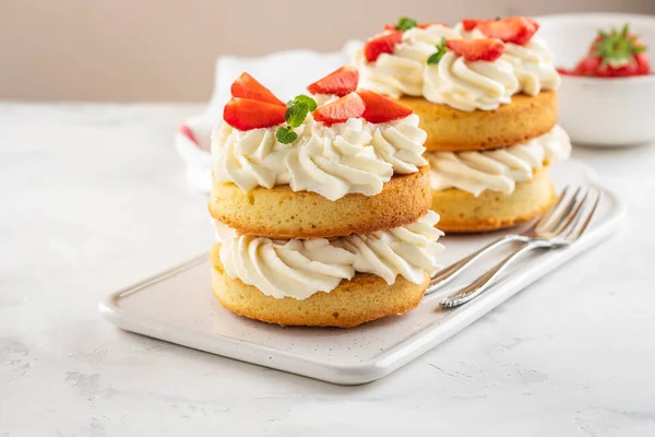 Tarta de fresa con crema de vainilla sobre fondo blanco. Copiar espacio . — Foto de Stock