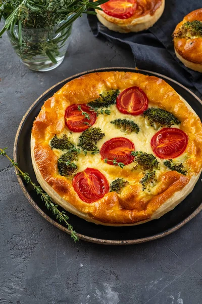 Groenten taart met broccoli, tomaten op de close-up van de tabel. Kopiëren van ruimte. — Stockfoto