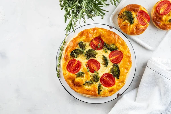 Plantaardige Taart Quiche Met Broccoli Tomaten Zachte Kaas — Stockfoto