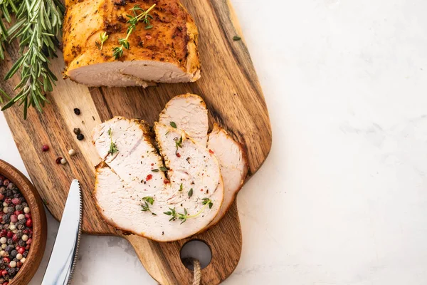 Rollo de pechuga de pavo de Navidad relleno con queso, arándanos y hierbas, espacio para copiar . — Foto de Stock