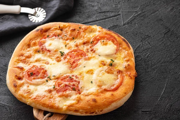 Pizza Margherita Zwarte Stenen Achtergrond Zelfgemaakte Pizza Margarita Met Tomaten — Stockfoto