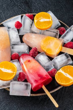 Ev yapımı çubuklu dondurmayı meyveler ve meyve ile. Meyve dondurma.