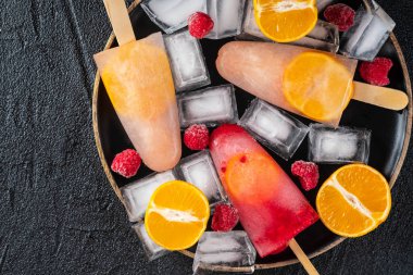 Ev yapımı çubuklu dondurmayı meyveler ve meyve ile. Meyve dondurma.