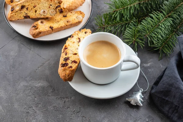 Geleneksel Noel hamur işleri, İtalyan ev yapımı Çift pişmiş bisküvi veya cantuccini kek, fındık ve kuru meyve. Xmas süslemeleri ile.