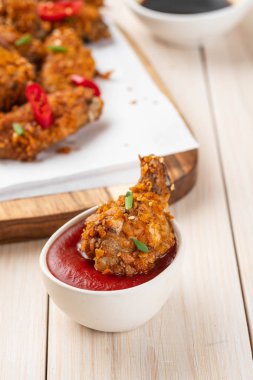 Tavuk kanadı sosu ve bir beyaz tahta üzerinde biber ile. Kopya alanı.