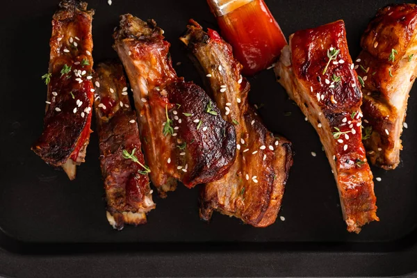 Delicious barbecued ribs seasoned with a spicy basting sauce. lose-up, copy space. — Stock Photo, Image