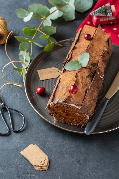 Buche de Noel. Traditionell juldessert, yule log julkaka med choklad grädde, tranbär. Kopiera utrymme. — Stockfoto