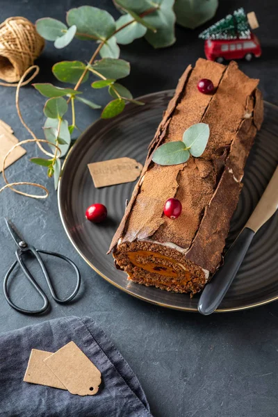 Buche de Noel. Traditionell juldessert, yule log julkaka med choklad grädde, tranbär. Kopiera utrymme. — Stockfoto