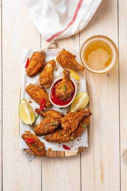 Tavuk kanadı sosu ve bir beyaz tahta üzerinde biber ile. Kopya alanı.