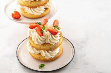 Vanilya beyaz zemin üzerine krem ile çilekli pasta. Kopya alanı.