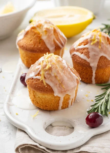 Muffins, pasteles con arándano y limón en una pizarra blanca . — Foto de Stock