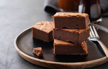 Çift çikolatalı kek. Ev yapımı çikolata fudge kek Çikolata parçaları ve siyah arka plan ile. Kopya alanı.