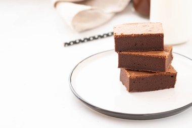 Çikolatalı kek kare parça parça yığın beyaz tabakta. Amerikan geleneksel lezzetli tatlı. Kopya alanı.