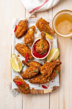 Tavuk kanadı sosu ve bir beyaz tahta üzerinde biber ile. Kopya alanı.