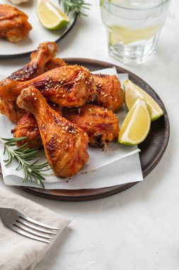 Sos, biberiye ve limon beyaz bir arka plan üzerinde tavuk budu. Kopya alanı.