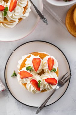 Vanilya beyaz zemin üzerine krem ile çilekli pasta. Kopya alanı.