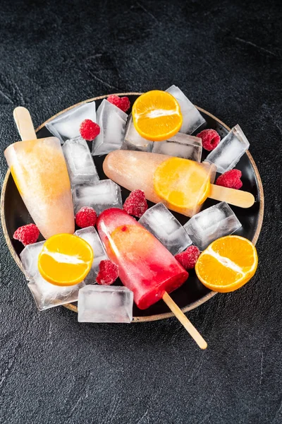 Homemade popsicles with berries and fruits,. Fruit ice cream. — Stock Photo, Image