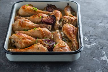 Siyah arka plan, kopya alanı üzerine kızarmış tavuk budu.