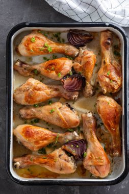 Siyah arka plan, kopya alanı üzerine kızarmış tavuk budu.