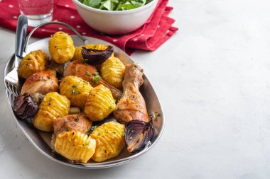 Baharatlı tavuk fırında patates, sarımsak, soğan, limon ve taze maydanoz ile. Sembolik görüntü. Ev yemek yaptım. Kavramı bir lezzetli ve sağlıklı yemek için.