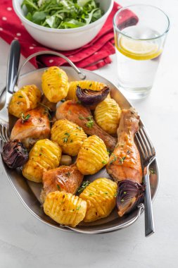 Baharatlı tavuk fırında patates, sarımsak, soğan, limon ve taze maydanoz ile. Sembolik görüntü. Ev yemek yaptım. Kavramı bir lezzetli ve sağlıklı yemek için.