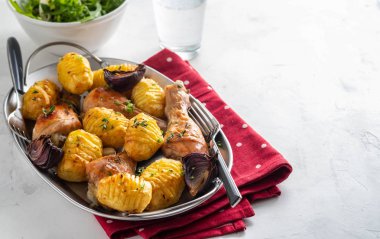 Baharatlı tavuk fırında patates, sarımsak, soğan, limon ve taze maydanoz ile. Sembolik görüntü. Ev yemek yaptım. Kavramı bir lezzetli ve sağlıklı yemek için.