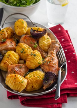 Baharatlı tavuk fırında patates, sarımsak, soğan, limon ve taze maydanoz ile. Sembolik görüntü. Ev yemek yaptım. Kavramı bir lezzetli ve sağlıklı yemek için.
