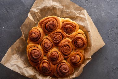 Tatlı ev yapımı rulo tarçın. Üstten görünüm.