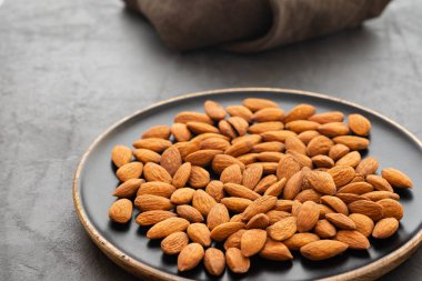 Kase siyah bir zemin üzerine çeşitli hayalarına. Kopya alanı.