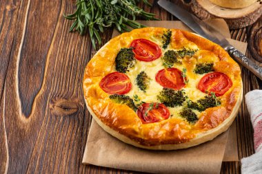 Brokoli, bezelye, kekik ile sebze pasta. domates ve peynir ahşap arka plan üzerinde. Kopya alanı.