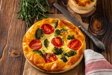 Brokoli, bezelye, kekik ile sebze pasta. domates ve peynir ahşap arka plan üzerinde. Kopya alanı.