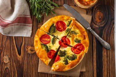 Brokoli, bezelye, kekik ile sebze pasta. domates ve peynir ahşap arka plan üzerinde. Kopya alanı.