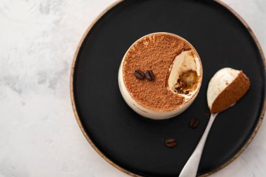 Lezzetli İtalyan tatlı tiramisu, çikolata, kakao ve kahve fasulye siyah bir arka plan. Kopya alanı.